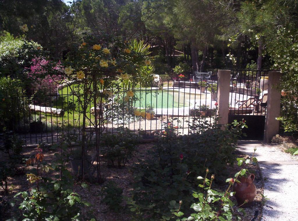 Les Glycines Bed & Breakfast Grimaud Exterior photo